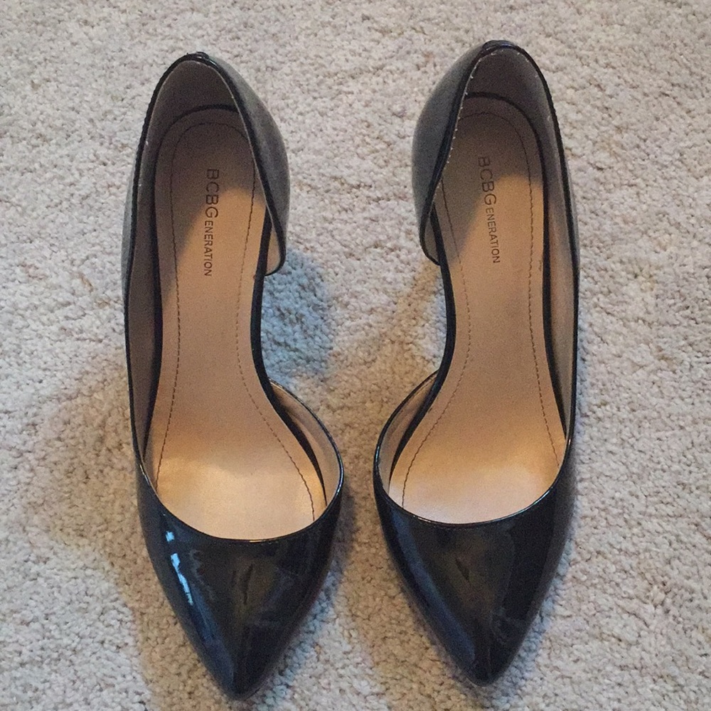 ALMOST NEW black pumps